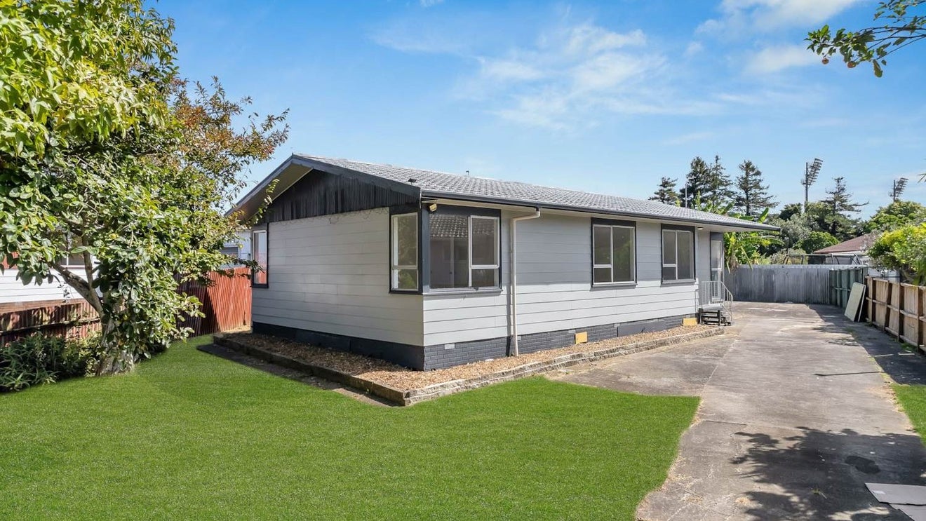 74 Sikkim Crescent, Clover Park, Auckland - Carousel 1