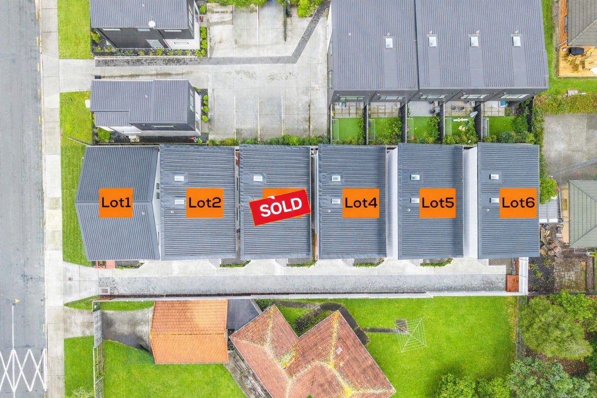 49 Neil Avenue, Te Atatu Peninsula, Auckland - Carousel 1