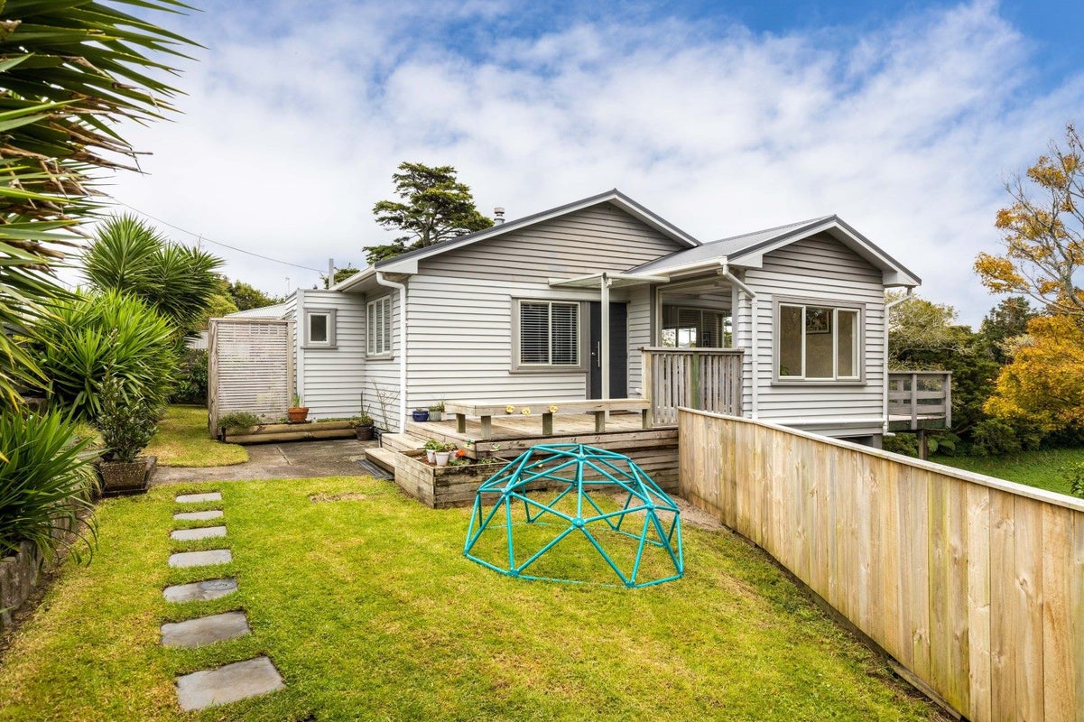 11 Cowling Road, Hurdon, New Plymouth - Carousel 1