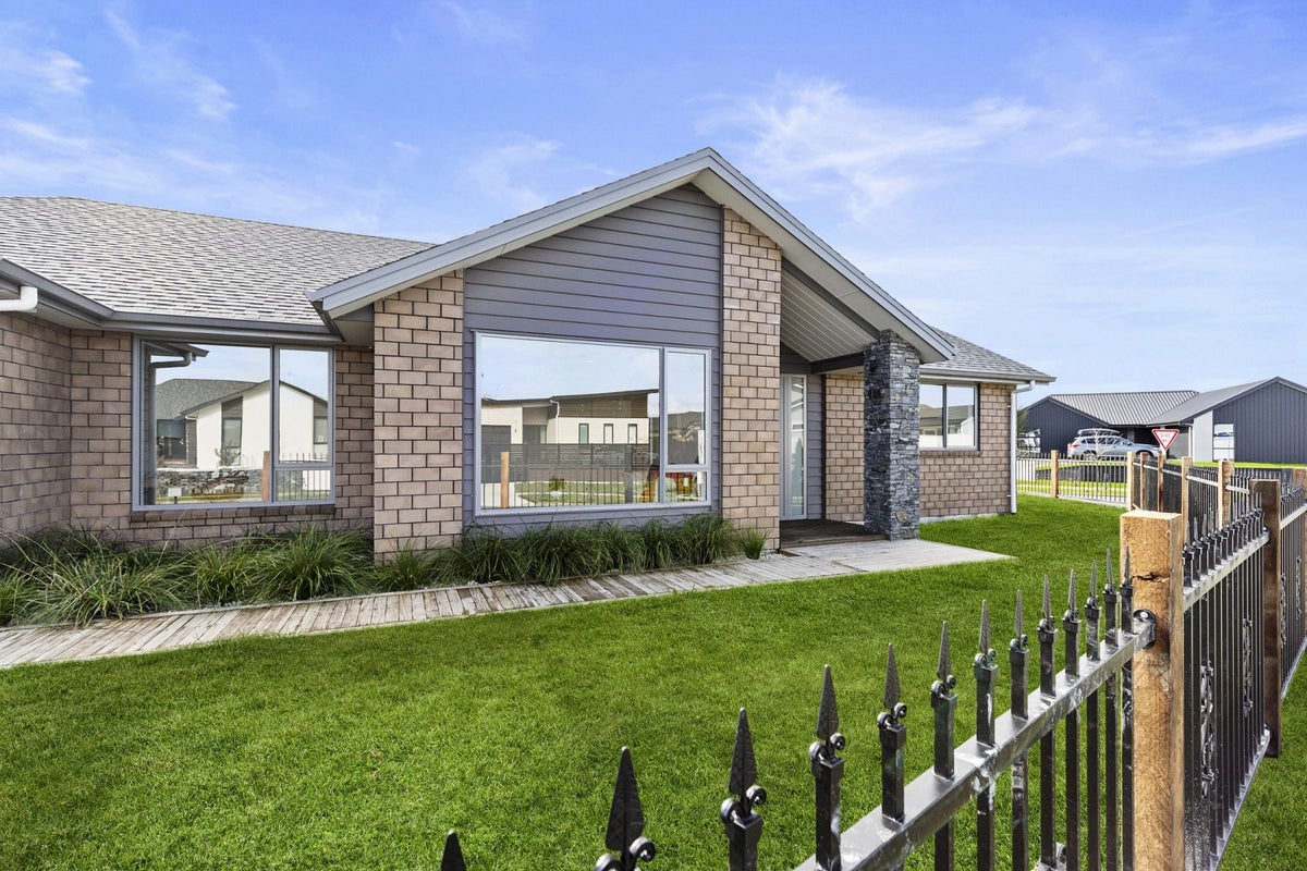 2 Sydney Place, Flagstaff, Hamilton - Carousel 2