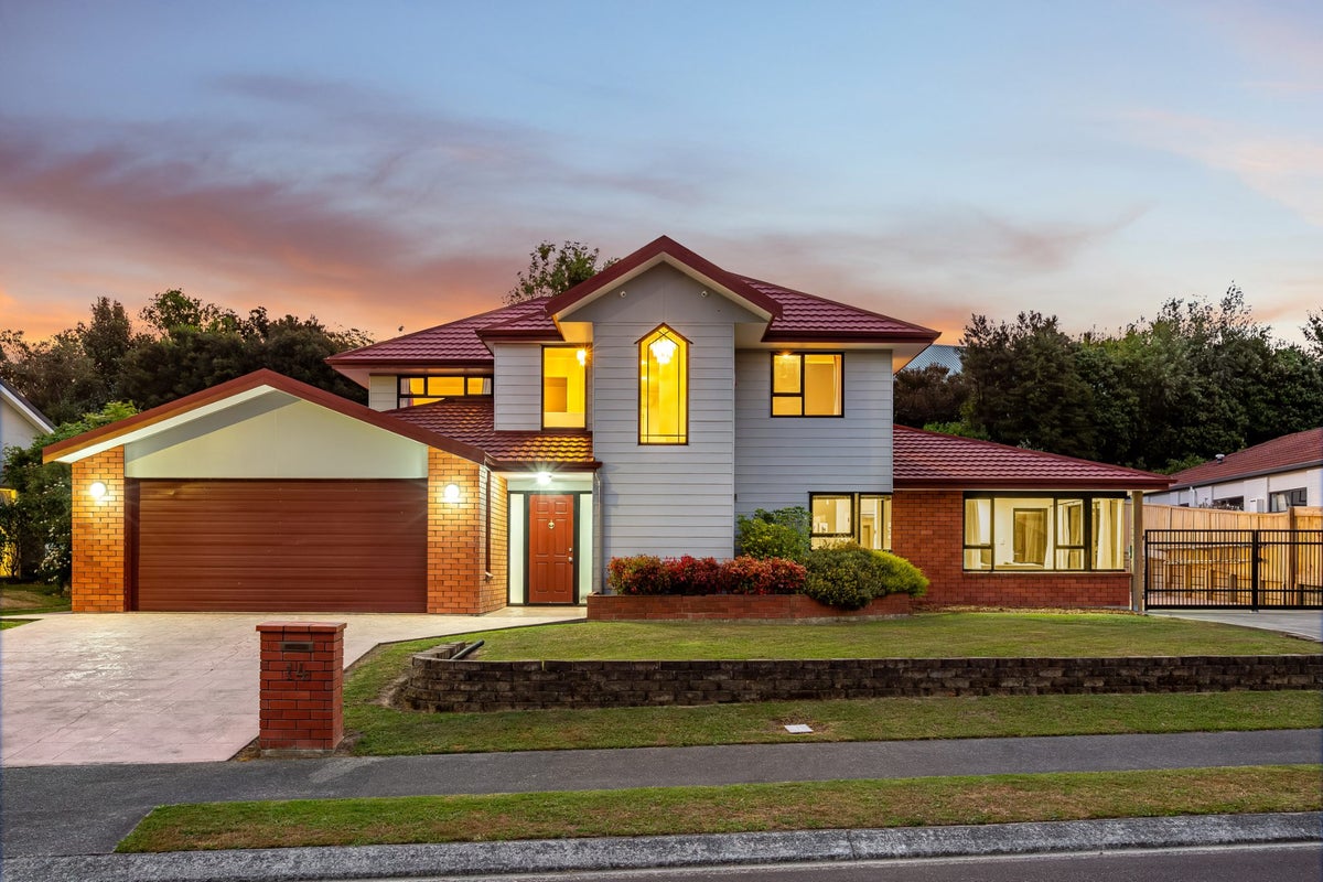 14 Bowman Place, Whitby, Porirua - Carousel 1