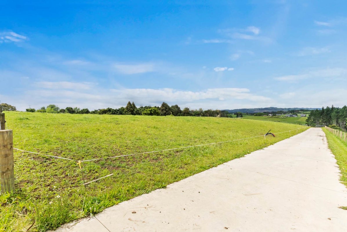 5 Bush Road, Waiatarua, Auckland - Carousel 12