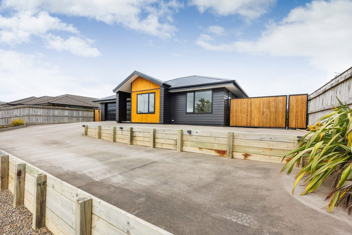 196 Pacific Drive, Fitzherbert, Palmerston North - Carousel 1