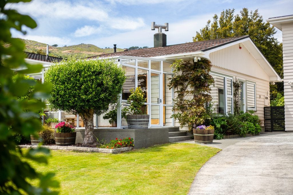 9 Wilmshurst Place, Tawa, Wellington - Carousel 1