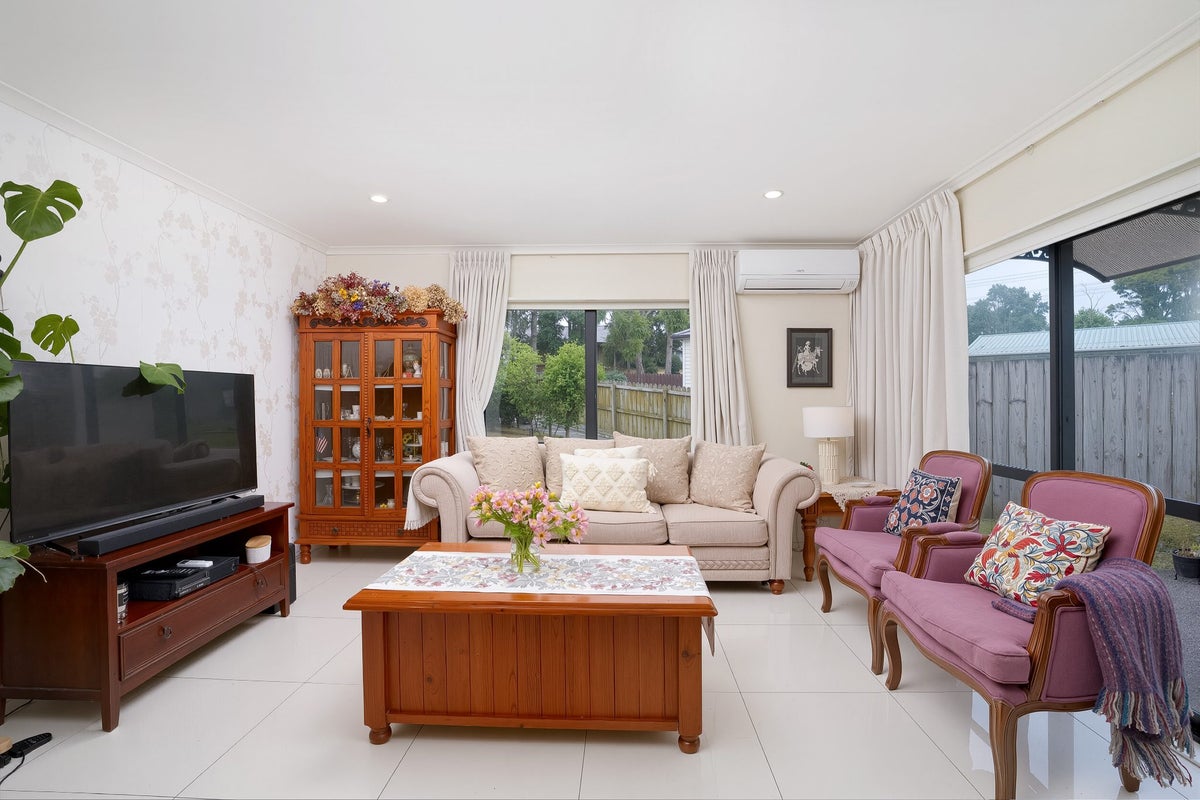 20 Pyramid Place, Glen Eden, Auckland - Carousel 2