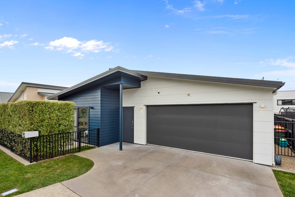 14 Ridgedale Crescent, Flagstaff, Hamilton - Carousel 1