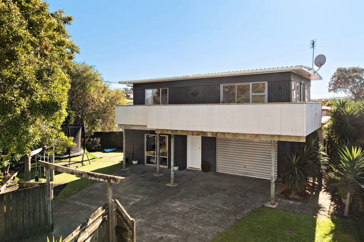 1/94 Chivalry Road, Glenfield, Auckland - Carousel 1