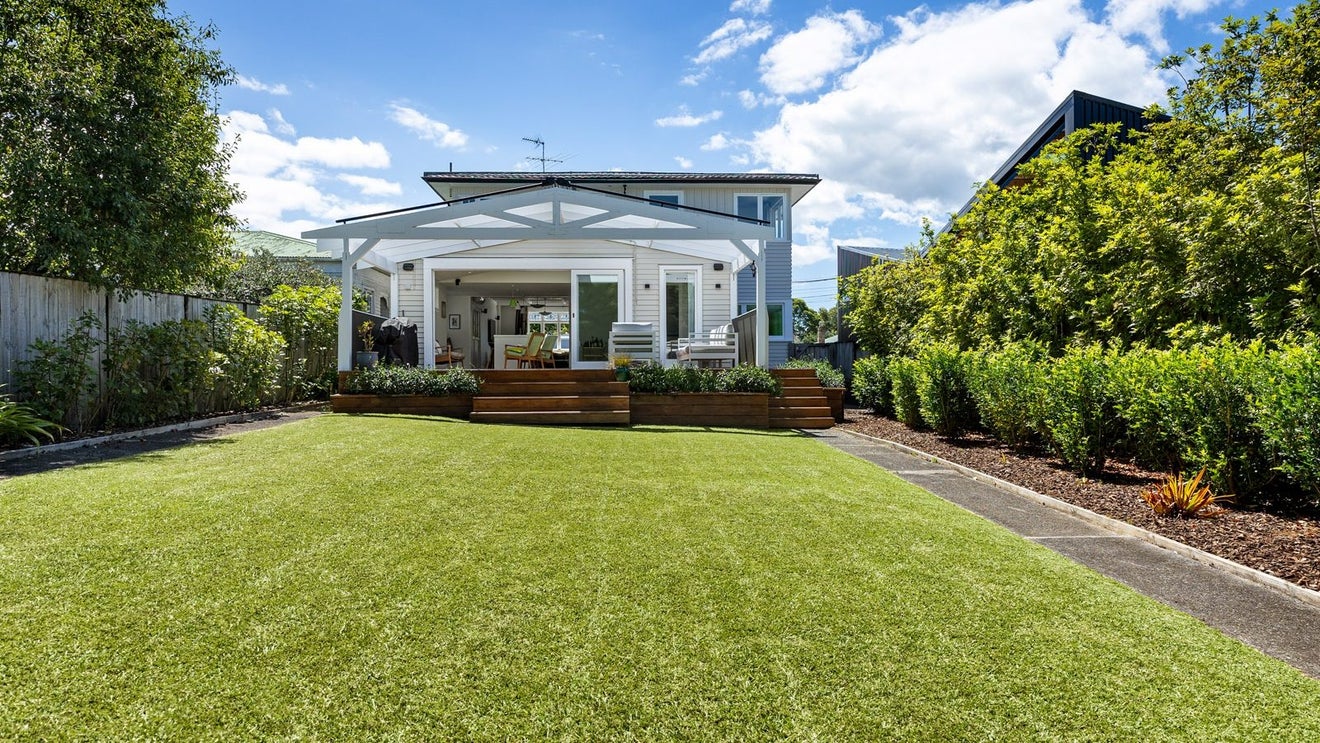 5 Manor Place, Point Chevalier, Auckland - Carousel 1