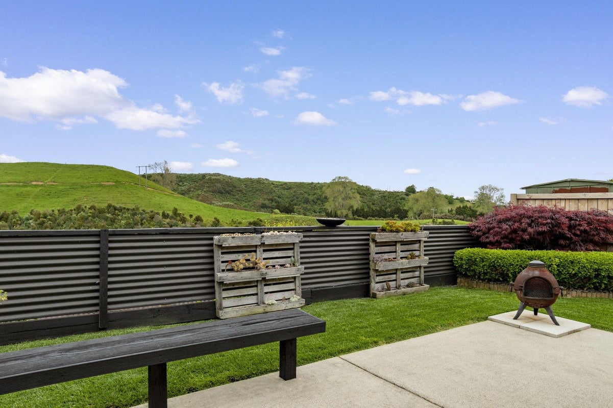 3 Gina Way, Welcome Bay, Tauranga - Carousel 1