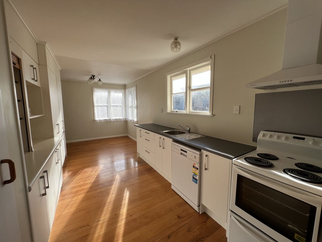 9 Maunder Place, New Lynn, Auckland - Carousel 2