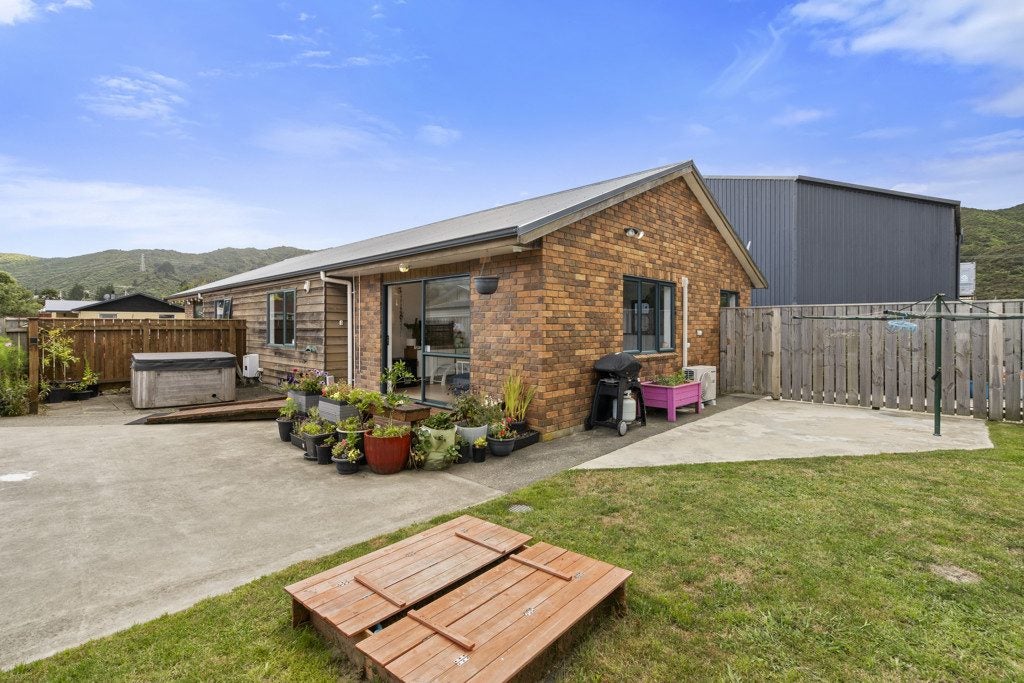 1/4 IPSWICH GR, ARAKURA, WAINUIOMATA - Carousel 1
