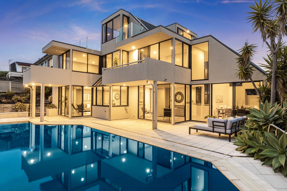 17 Malloy Place, Eastern Beach, Auckland - Carousel 1
