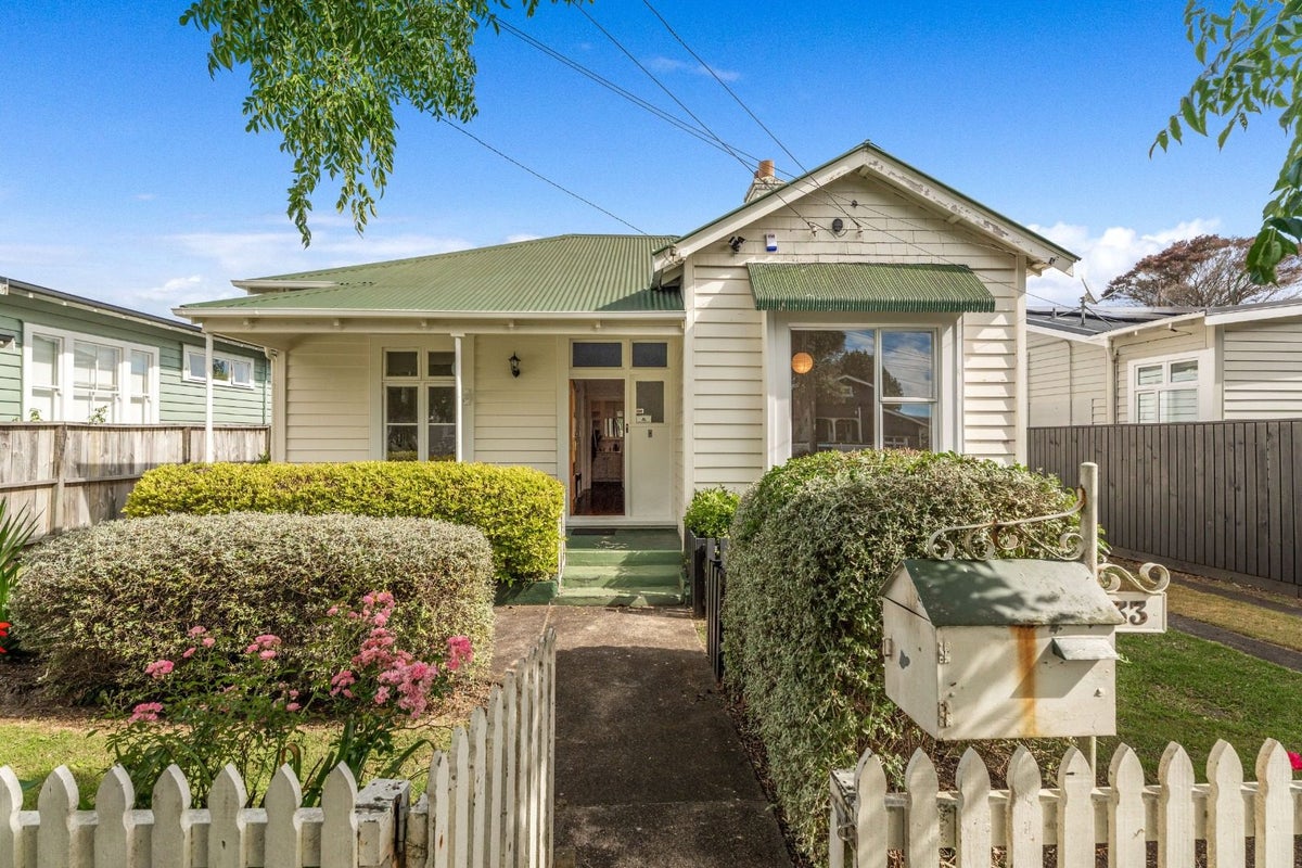 33 Halesowen Avenue, Sandringham, Auckland - Carousel 1