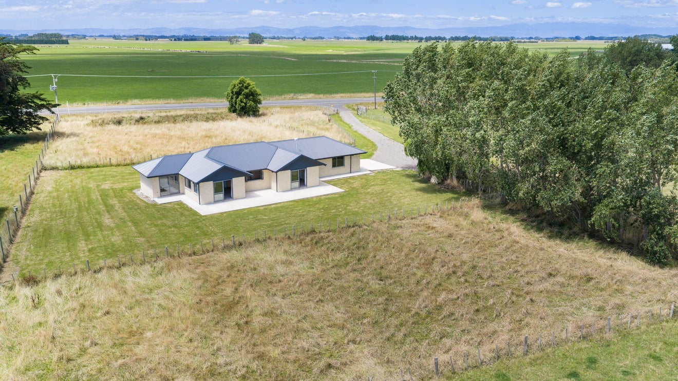 2465 State Highway 1, Rongotea - Carousel 1