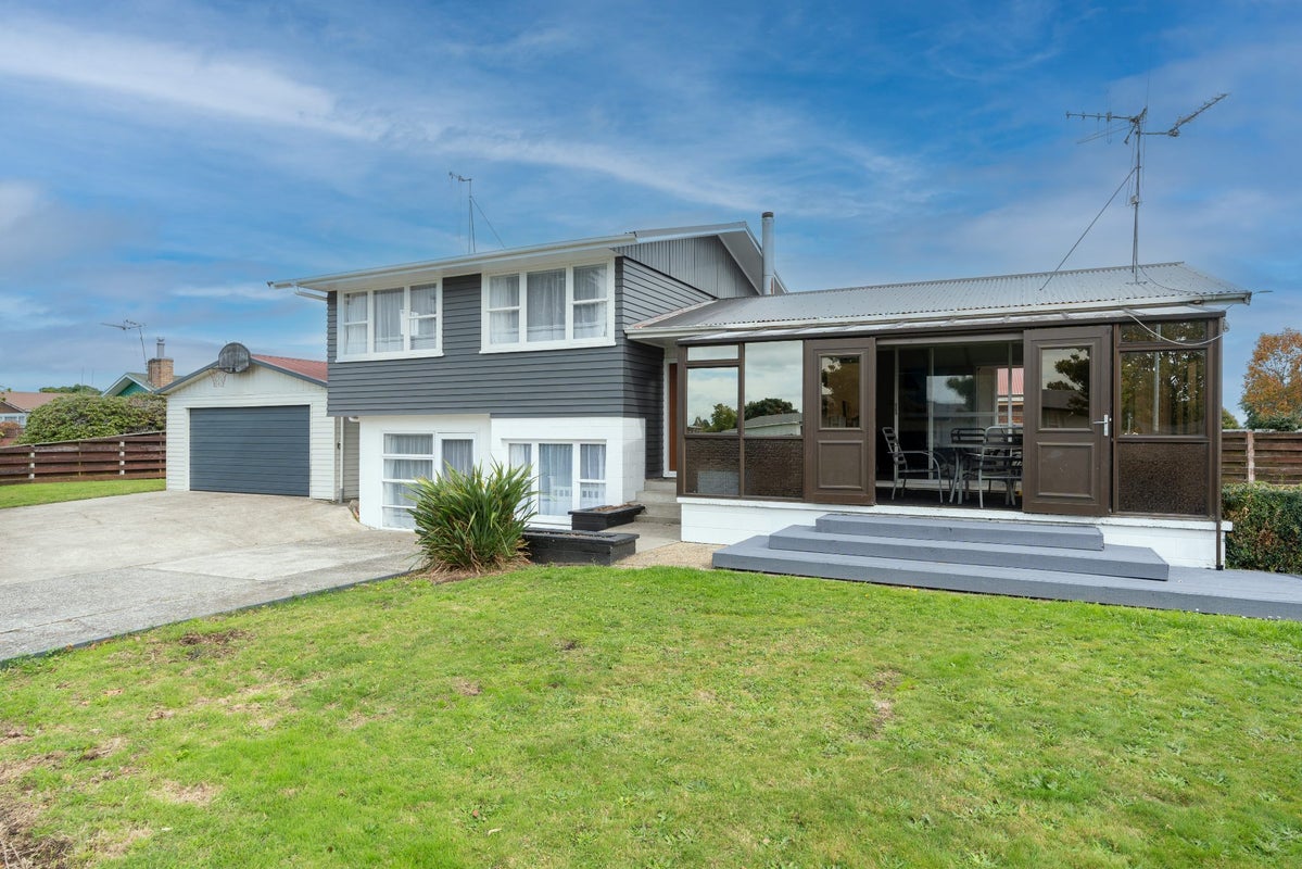 65 Deanwell Avenue, Melville, Hamilton - Carousel 1