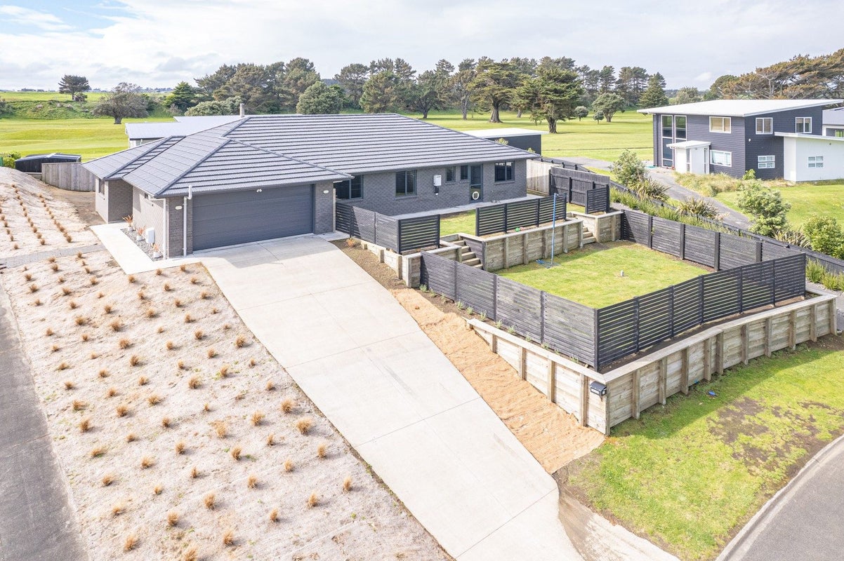 23 Golf Vue Place, Castlecliff, Whanganui - Carousel 1