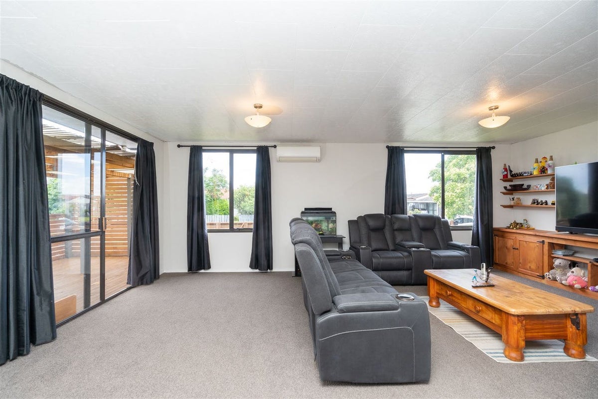 31 Garland Drive, St Andrews, Hamilton - Carousel 2