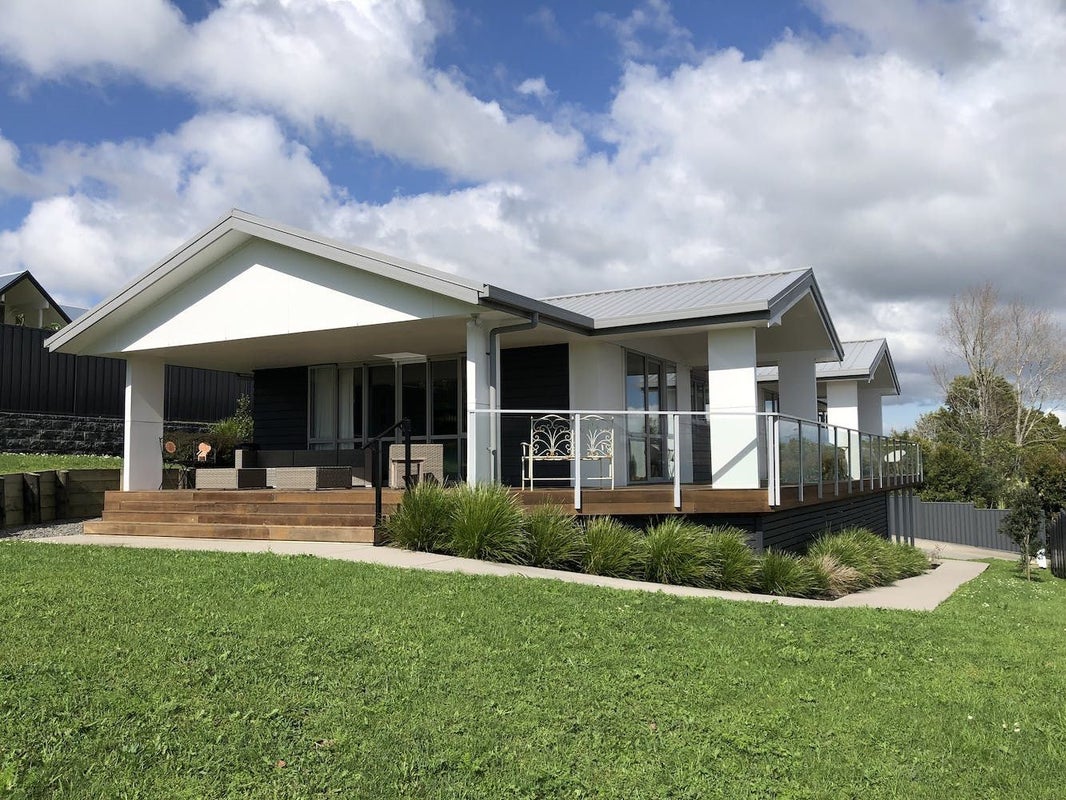 32 Roxborough Place, East Tamaki Heights, Auckland - Carousel 1