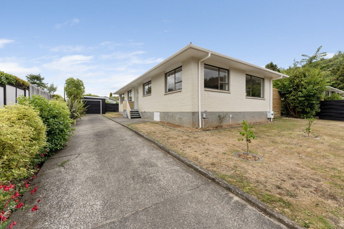 11 Amber Grove, Birchville, Upper Hutt - Carousel 1