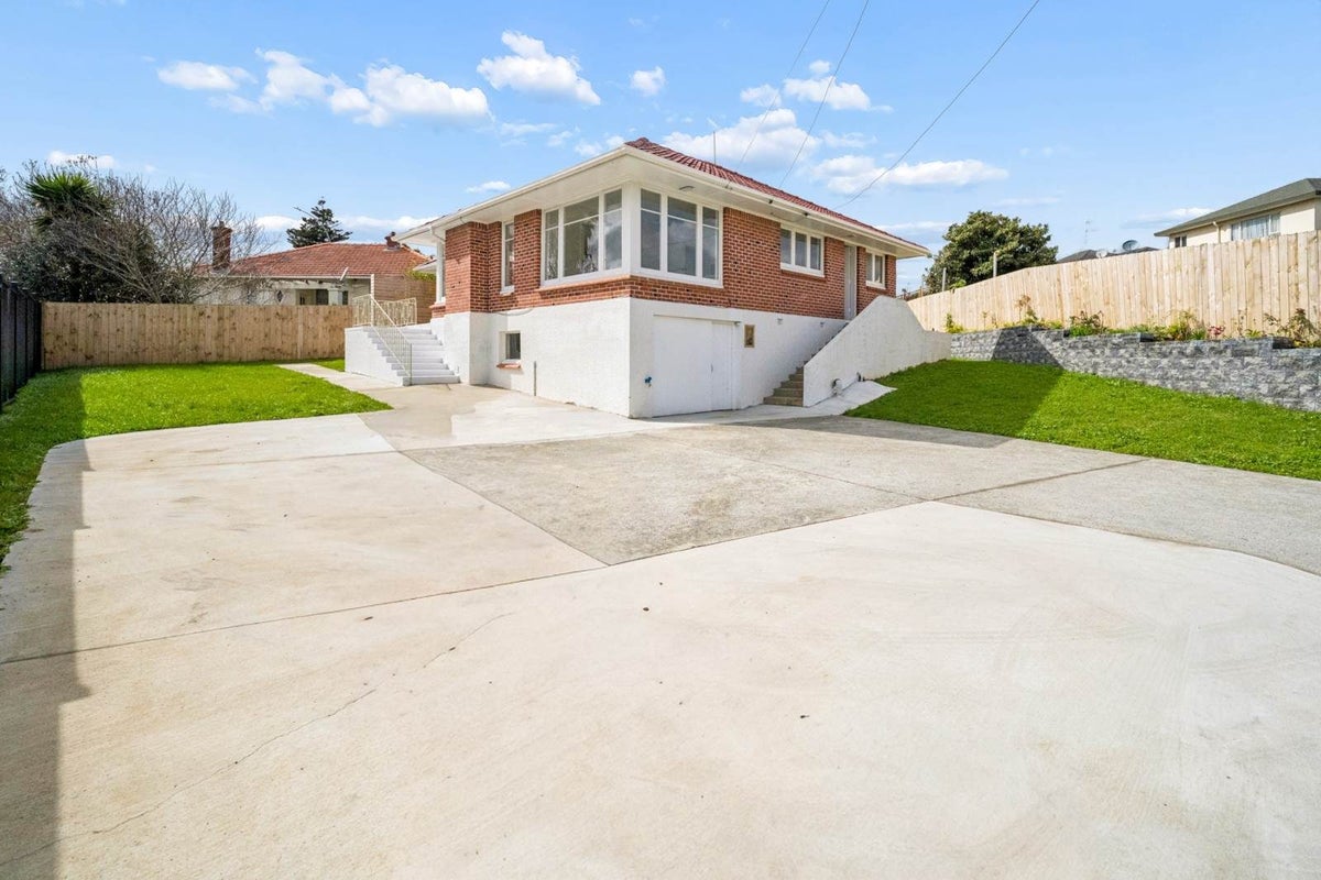 2 Fowlds Avenue, Sandringham, Auckland - Carousel 1