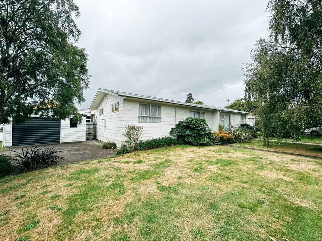 4A Hibiscus Avenue, Hamilton Lake, Hamilton - Carousel 1
