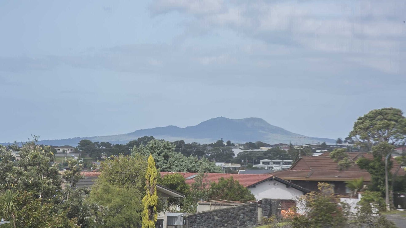 21 Robin Lane, Browns Bay, Auckland - Carousel 1