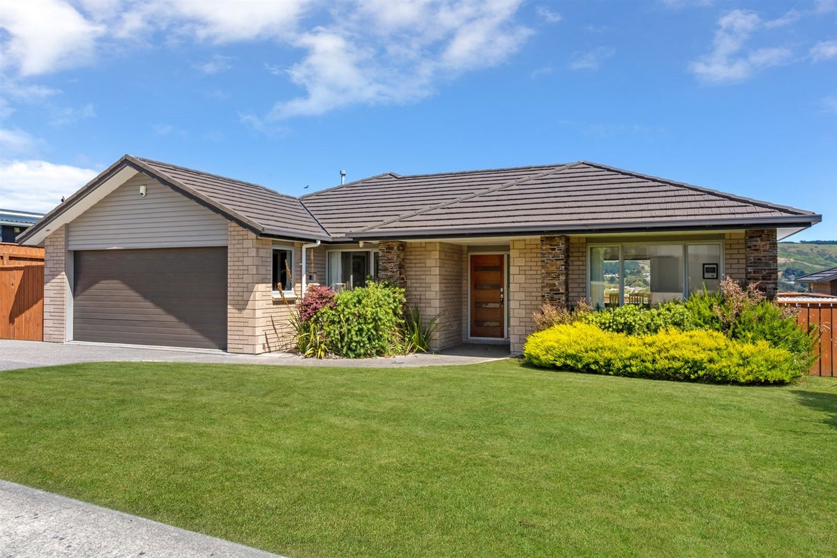 31 Paparoa Crescent, Aotea, Porirua - Carousel 1