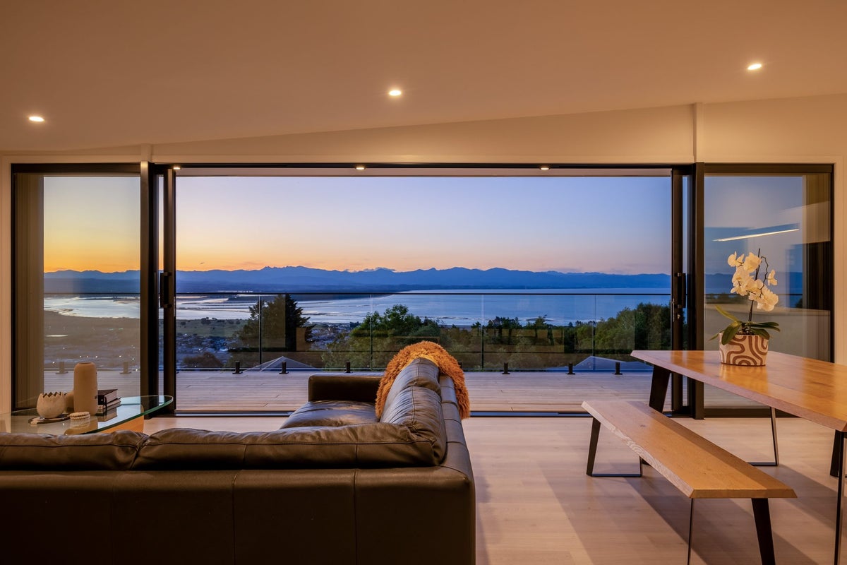 24 Commodore Place, Britannia Heights, Nelson - Carousel 1