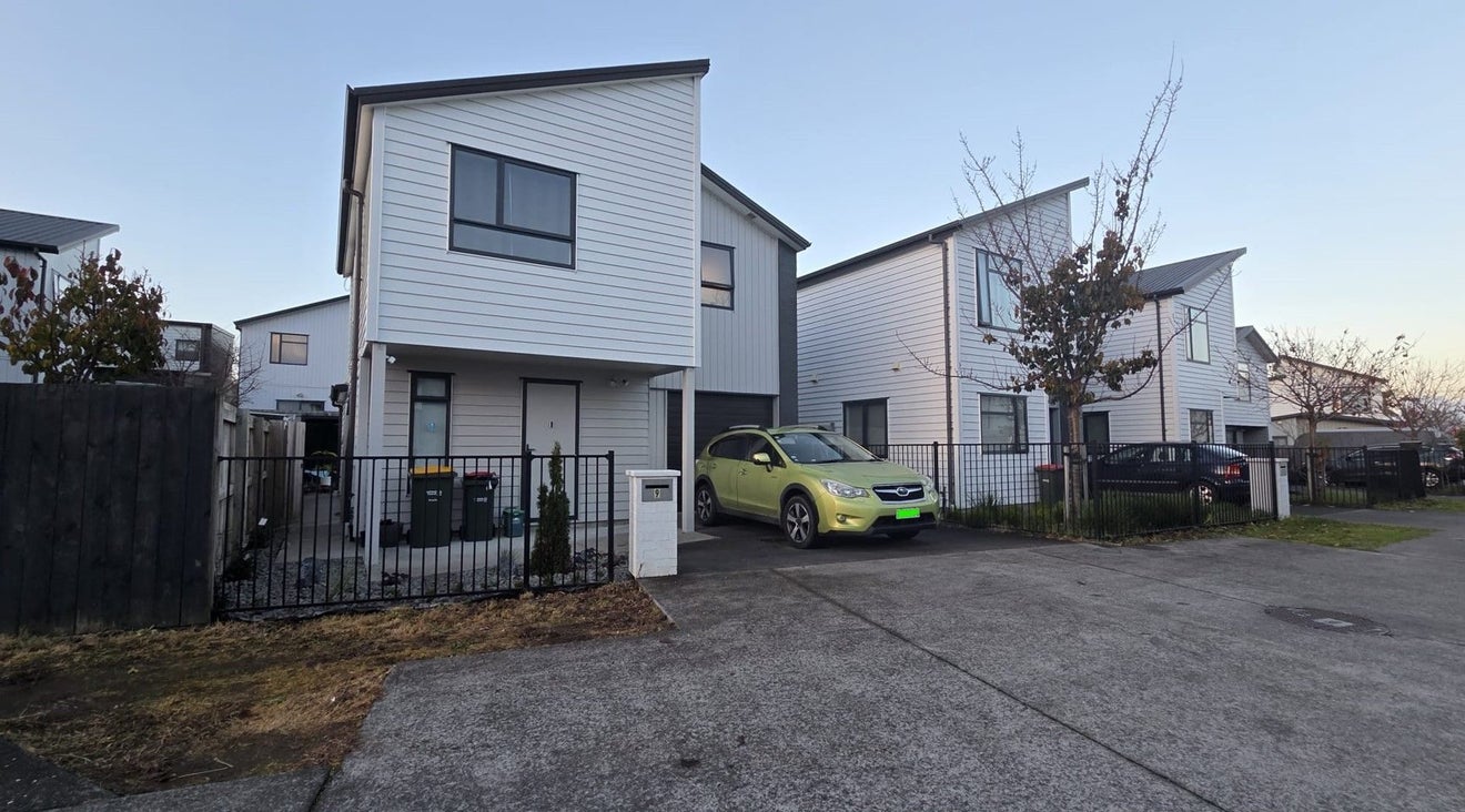 9 Penina Lane, Glen Innes, Auckland - Carousel 1