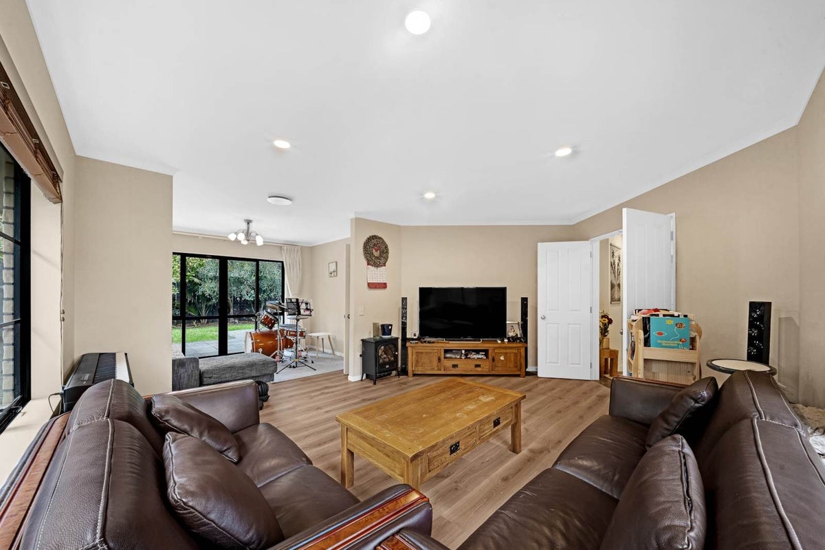 4 Pennygale Close, Flat Bush, Auckland - Carousel 2