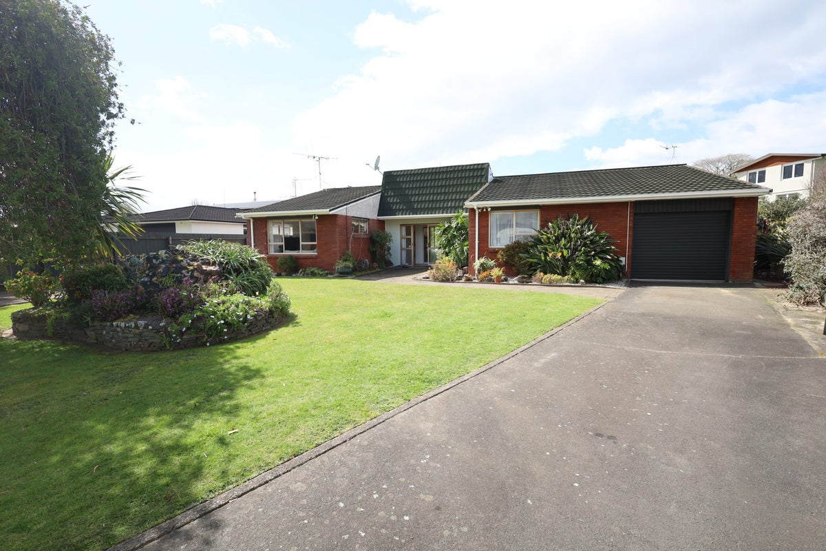 12 Shelley Street, Otumoetai, Tauranga - Carousel 1