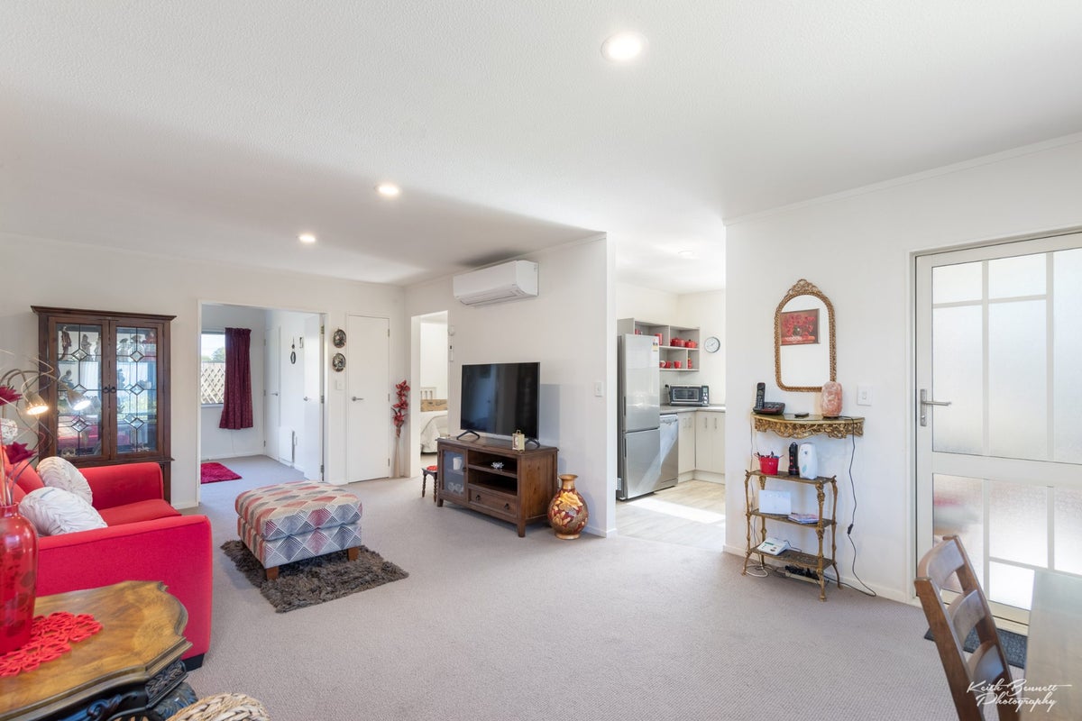 2/17 JOHN ST, TRENTHAM, UPPER HUTT - Carousel 2