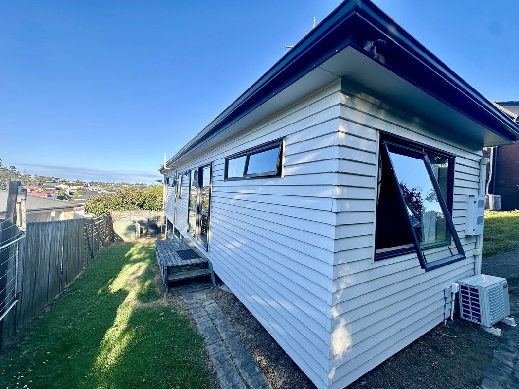 20 Trias Road, Totara Vale, Auckland - Carousel 1
