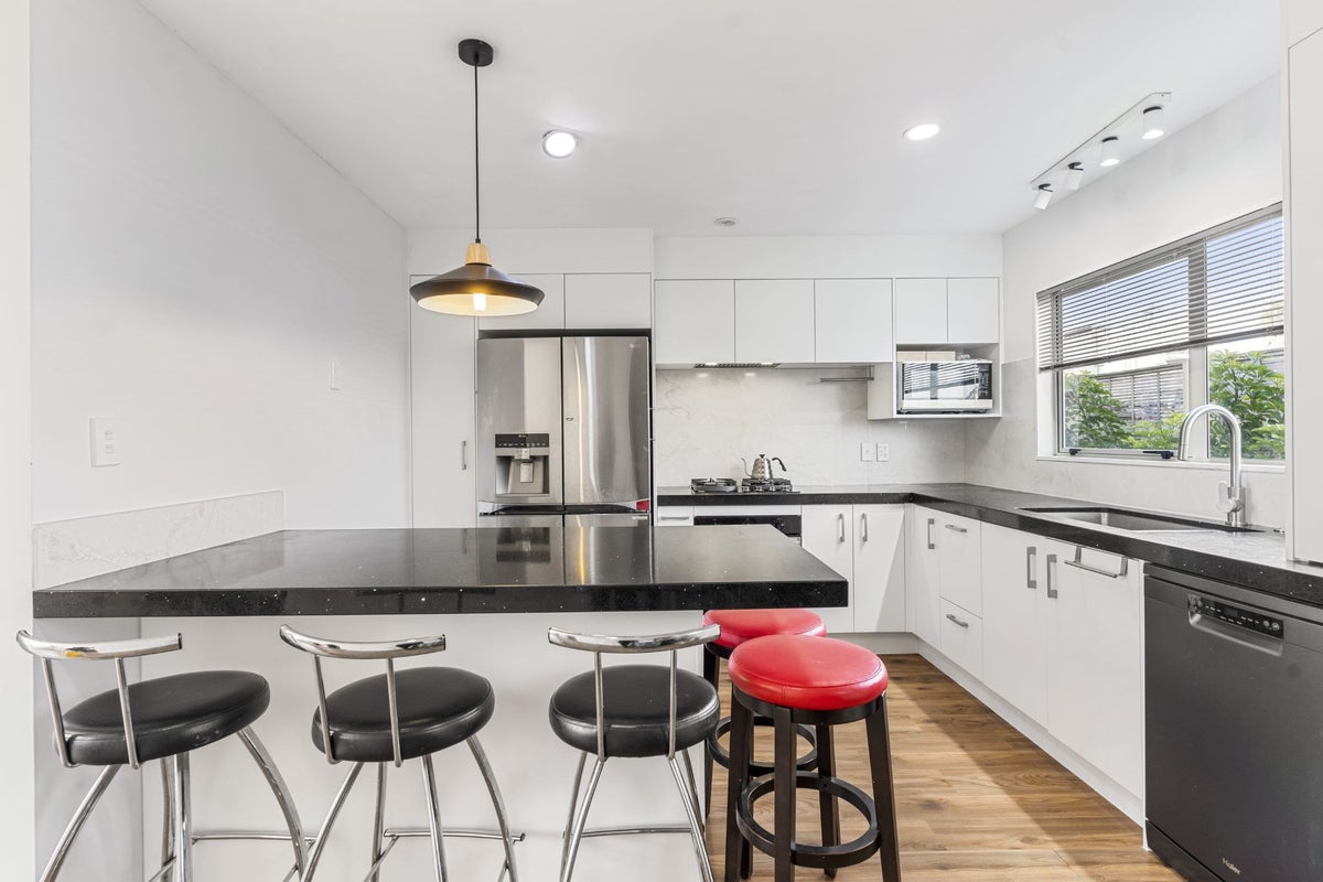 4/11 Spencer Road, Oteha, Auckland - Carousel 1