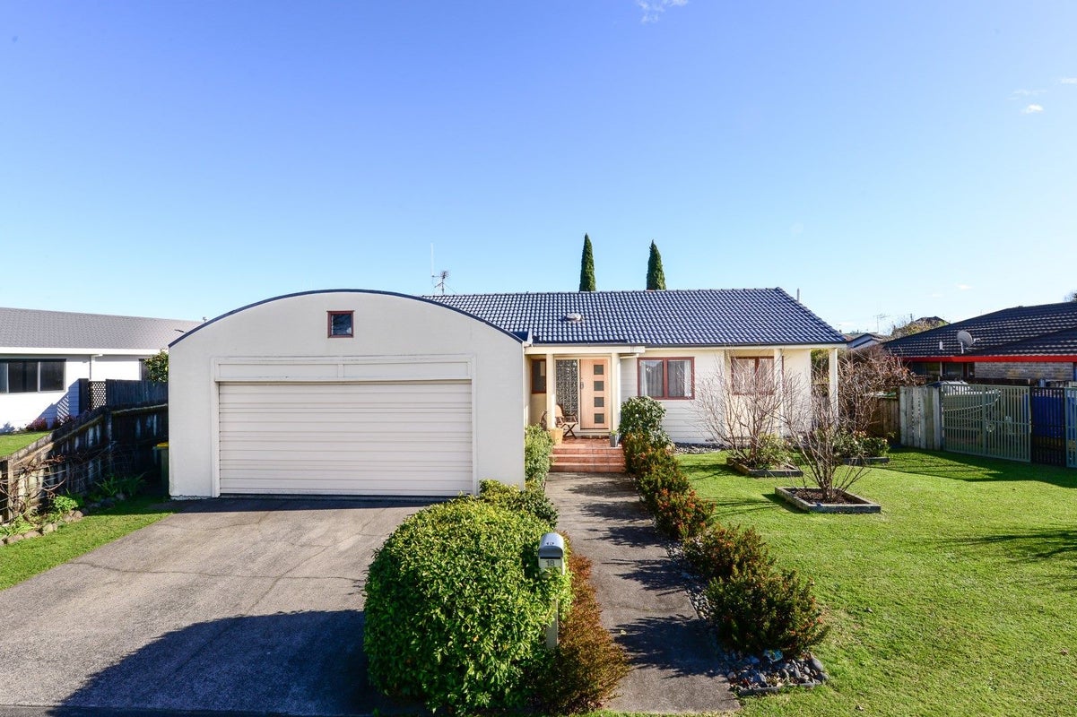18 Moreland Avenue, Pukete, Hamilton - Carousel 1