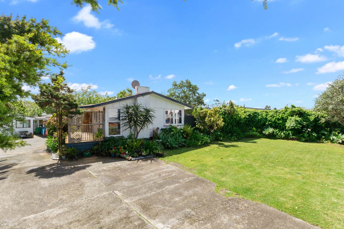 6 Tamariki Avenue, Kelston, Auckland - Carousel 1