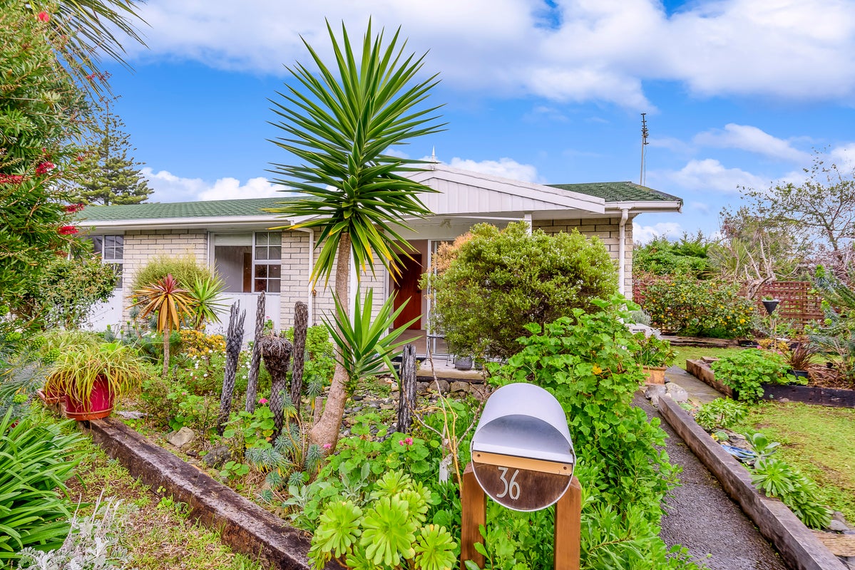 36 Hemara Street, Waikanae Beach, Waikanae - Carousel 1