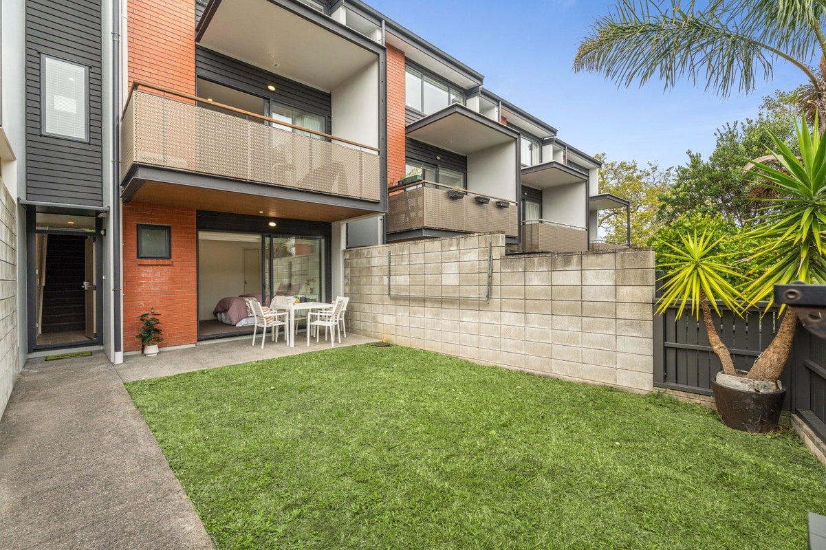 12/9 Eastview Road, Glen Innes, Auckland - Carousel 1