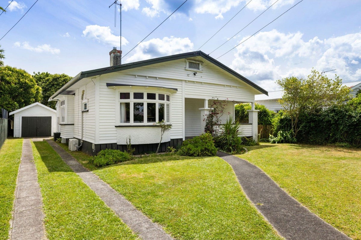15 Saint Winifreds Avenue, Hamilton East, Hamilton - Carousel 1