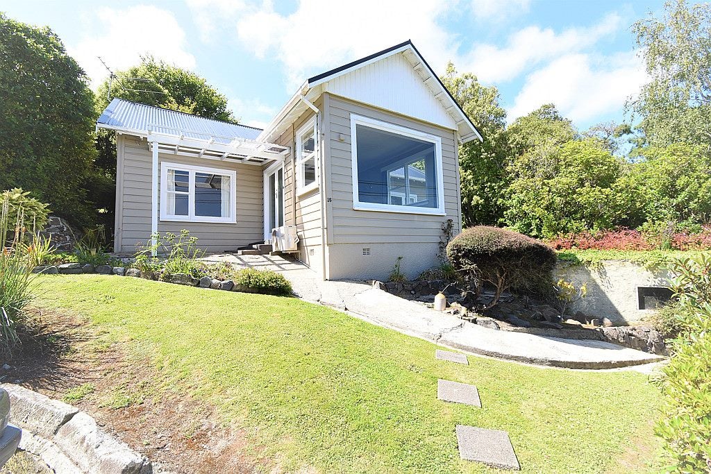 16 Marine Parade, Macandrew Bay, Dunedin - Carousel 1