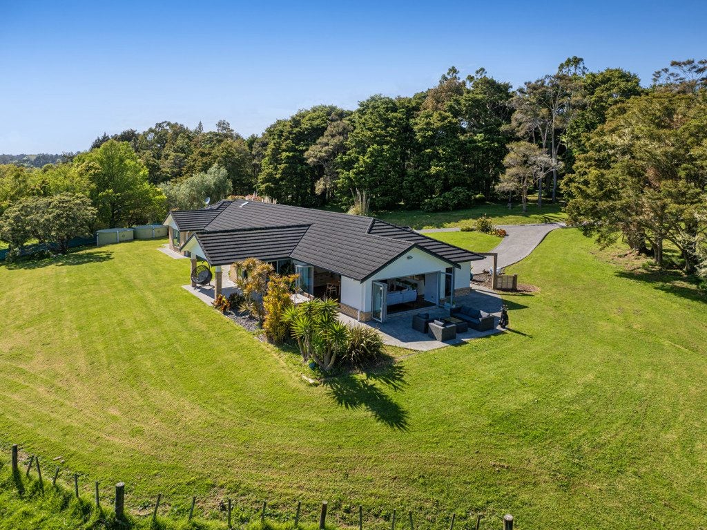 30 Lloyd Drive, Silverdale - Carousel 1