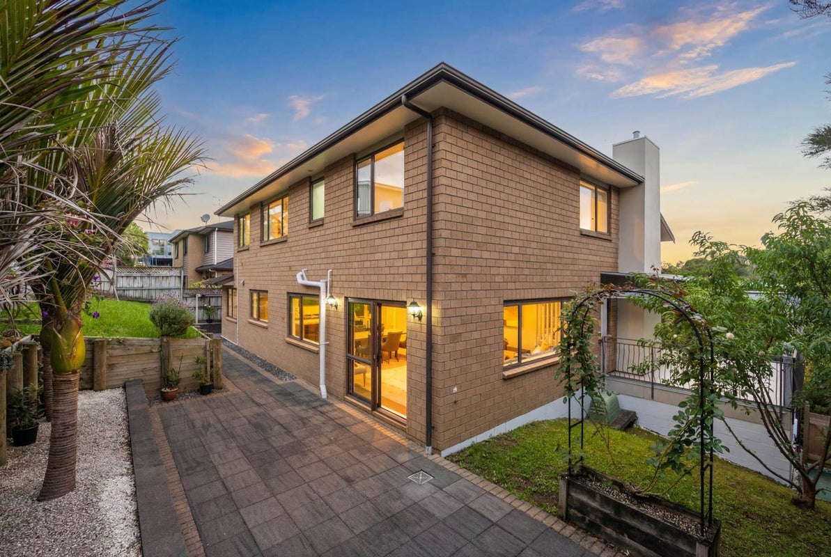 17 Lakeridge Close, Northcross, Auckland - Carousel 2