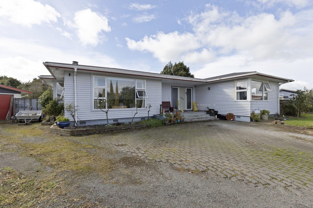 8 Wairau Place, Kelvin Grove, Palmerston North - Carousel 1