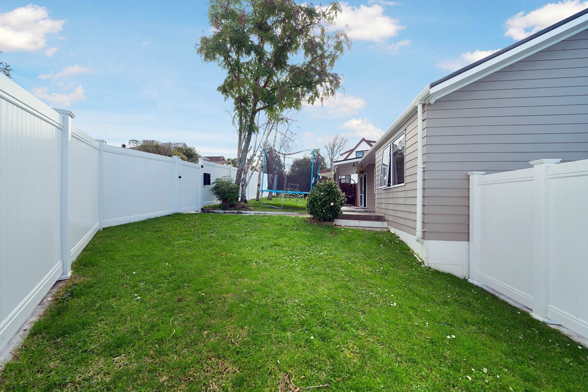 1 Riesling Place, Henderson, Auckland - Carousel 27
