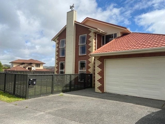 18 White Pine Avenue, Woodridge, Wellington - Carousel 1