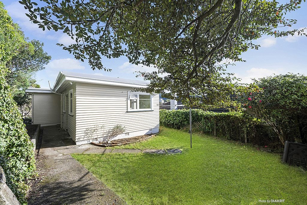 64 Creswick Terrace, Northland, Wellington - Carousel 1