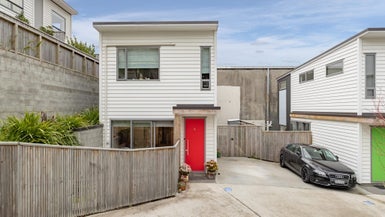 6/7 Handyside Street, Tawa, Wellington - Carousel 1