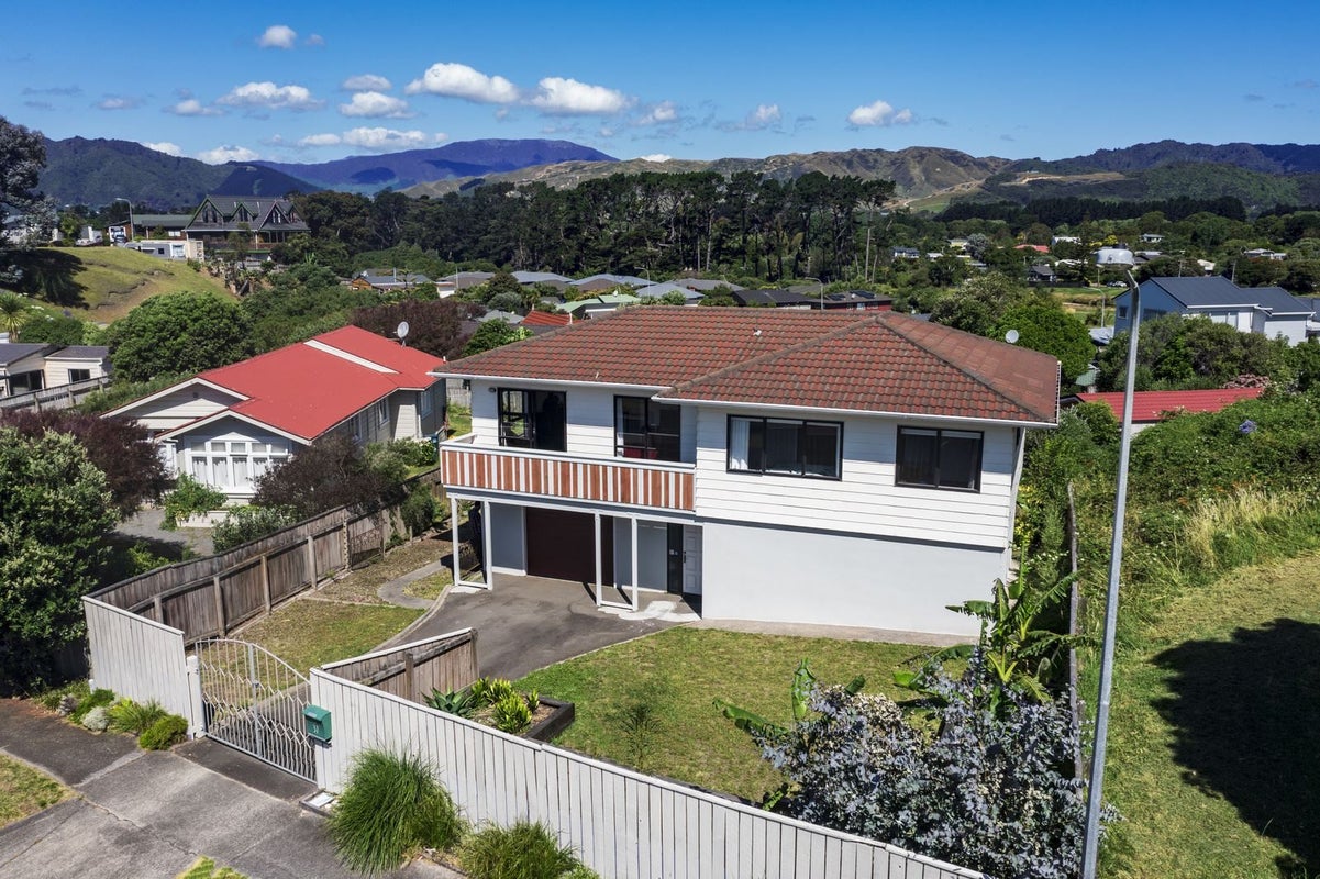37 Hicks Crescent, Waikanae Beach, Waikanae - Carousel 1