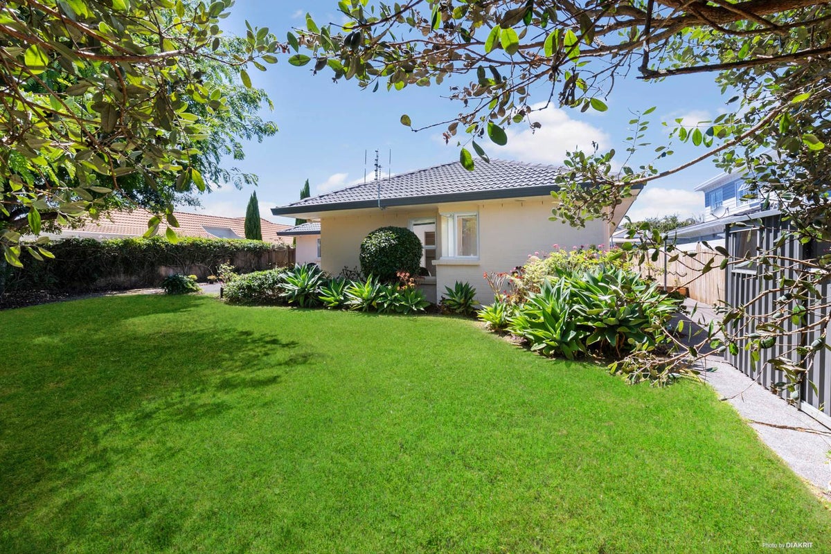 16 Wiltshire Place, Somerville, Manukau - Carousel 1