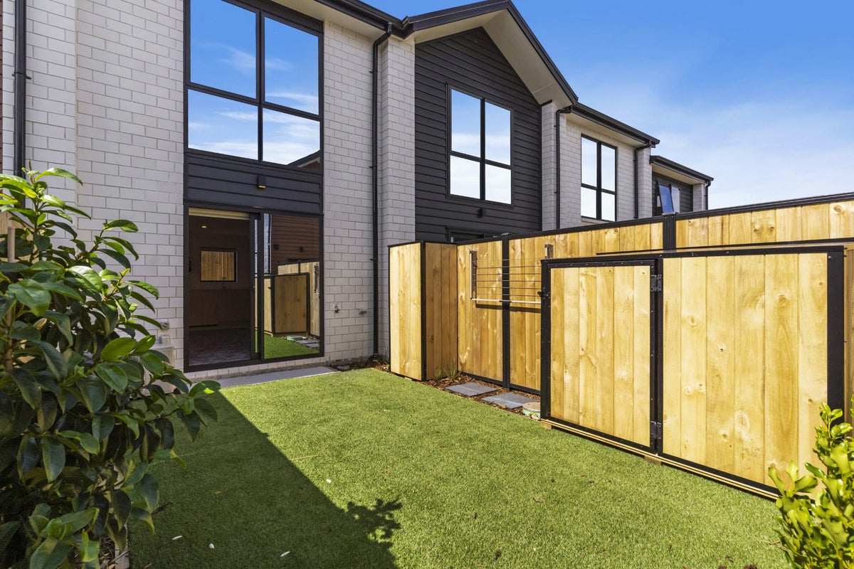 6/170 Don Buck Road, Massey, Auckland - Carousel 1
